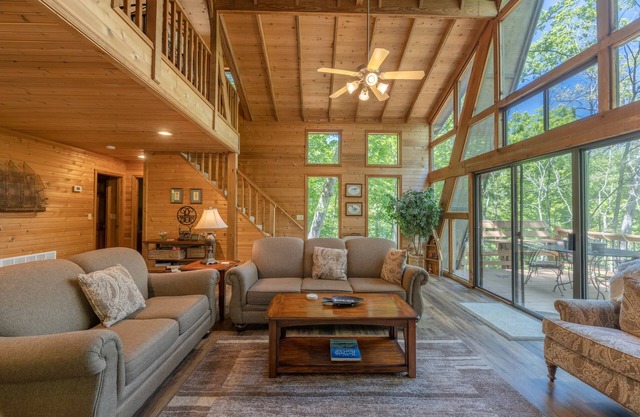 Breathtaking 3 bedroom 2 Bathroom Chalet Offers Immense Privacy at Innsbrook Resort!
