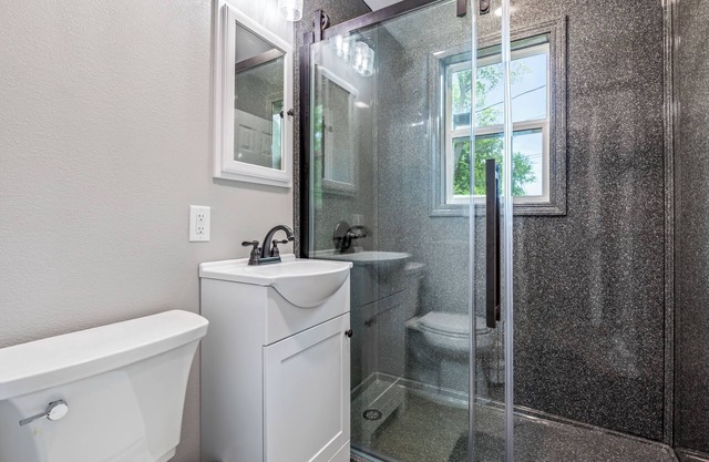 "The Hideaway 1" Charming 2-bedroom house with WiFi, AC in fabulous Farmington