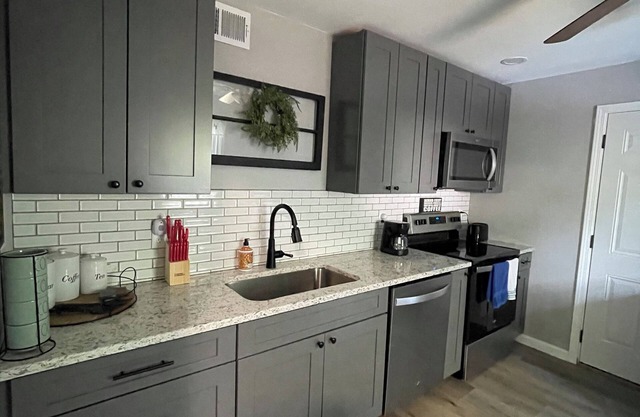 "The Hideaway 2" Charming 2-bedroom house in delightful Farmington with WiFi, AC