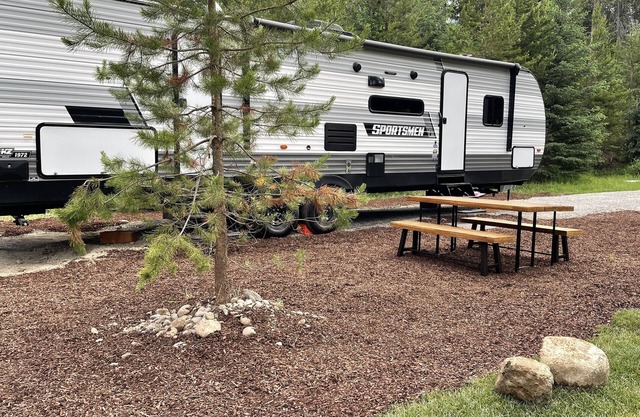 The Hideaway at Glacier Meadows - Luxury Camper