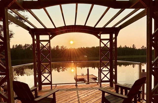 The Hideaway Cottage w/Hot tub and Private trails