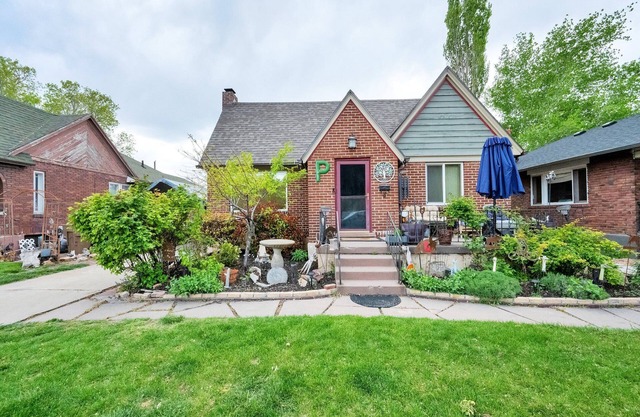 ~The Hideaway~ Cozy Private Basement Unit~ Close to downtown & Ski Resorts~
