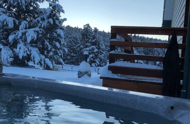 The Hideaway for 2 at Lone Moose Lodge Priv HotTub