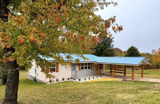The Hideaway House is a newly remodeled 3 bed 1 bath with cozy and calm living!