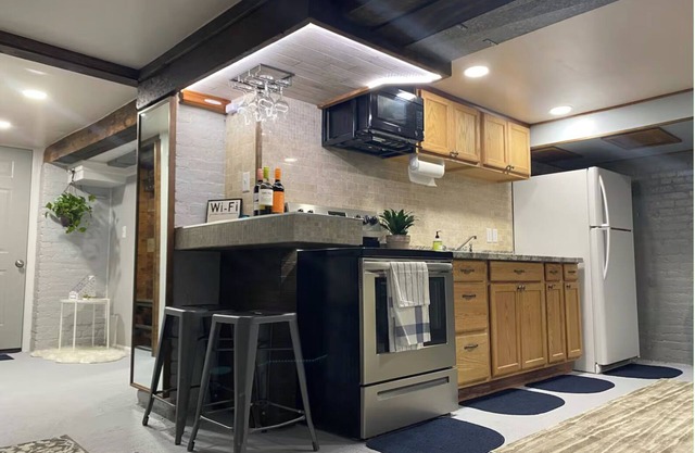"The Hideaway" Modern Apartment w/Sauna, Grill and Patio