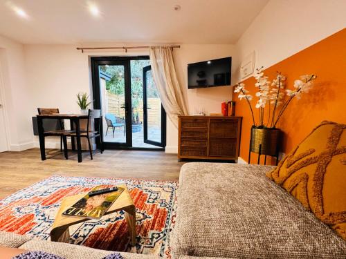 The Hideout - private luxury cabin near the sea with garden area, sea views and parking