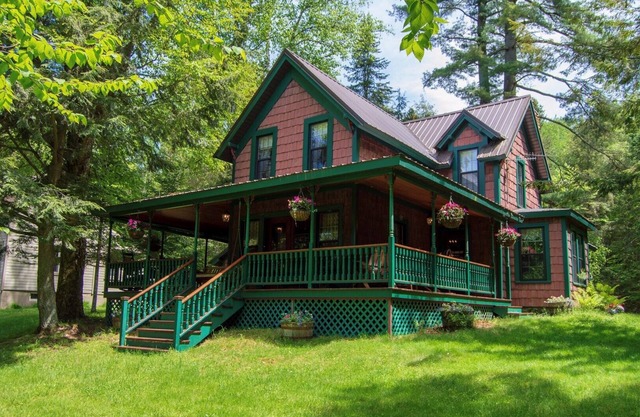 The Highland Lodge - 4th Lake Historic, Waterfront Home