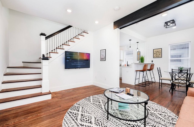 The Hill/Dogtown Stylish Retreat