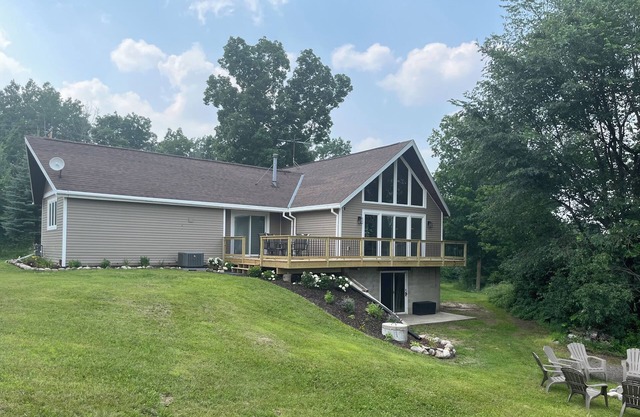 The Hillside Cottage- 2 min Walk to Road America!