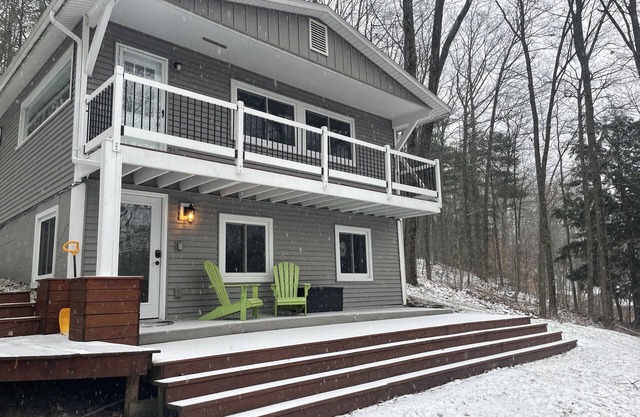 The HIllside Hideaway - See Stowe, Shop Williston, Dine Burlington! hot tub!