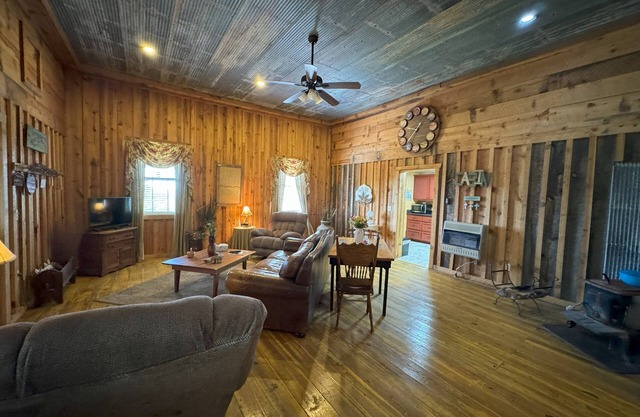 The Hilltop Cabins - Music Room