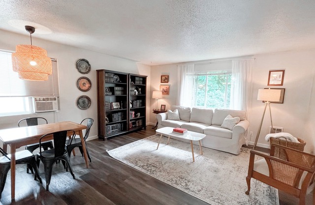 The Hilltop Hideaway, Close to Downtown
