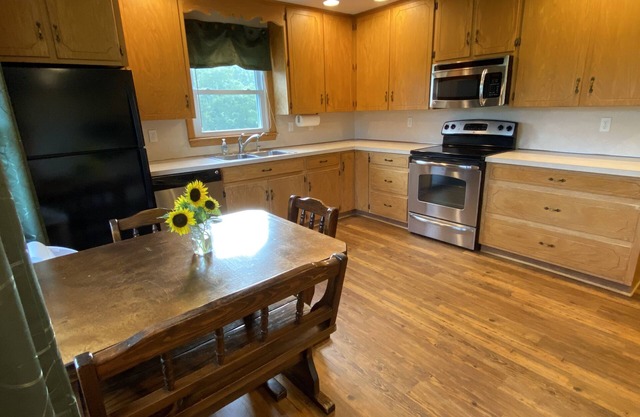 The Hinton House: Quaint 1 BD in the country!