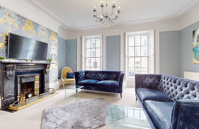 The Hoe, Beautiful 5-Bedroom House, Garden, Secure Parking, Sleeps 12