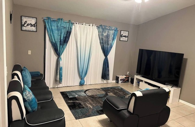 The Holly Residence: 3-bedroom apartment in lovely Lehigh Acres with WiFi, AC