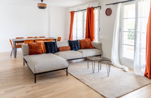 "The Home" 15 min from Paris, Free parking