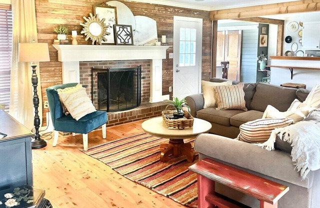 The Homestead, Multi-home with a short drive to the Square!