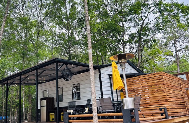 “The Honey Hive” near “The Big Thicket” Cozy Cabin in The Piney-Woods.