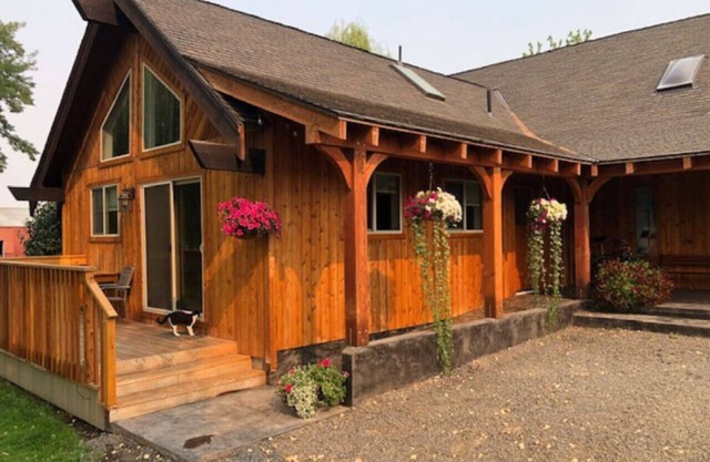The Honeymoon Suite, hot tub, full kitchen
