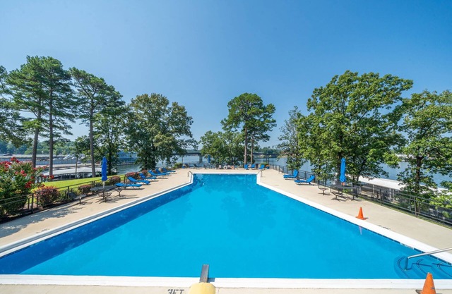 The Hot Spot - Updated Resort Amenities, Pool, Stunning Lake Views, Near Casino and Hot Springs Fun!