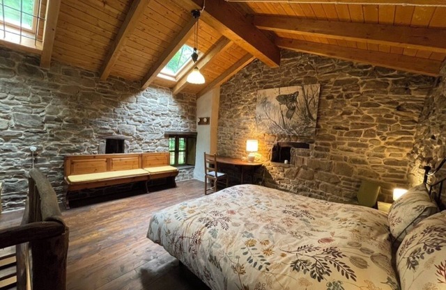 Das Haus im Wald, rustikale Steinhütte in einem Kastanienwald