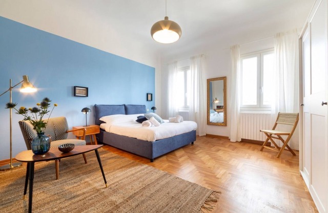 The house of the mural sleeps 6 near the local market
