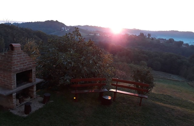 Das Haus mit 3 Schlafzimmern und großer Terrasse mit Aussicht auf die Weinhügel