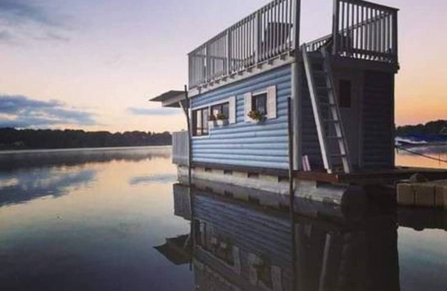 The Houseboat @ The Cottages on Petite Lake