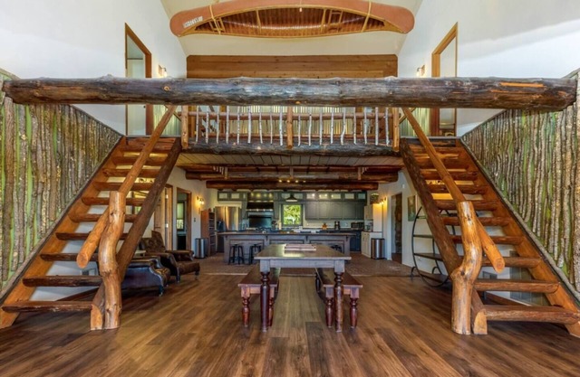 The Howling Buck Lodge