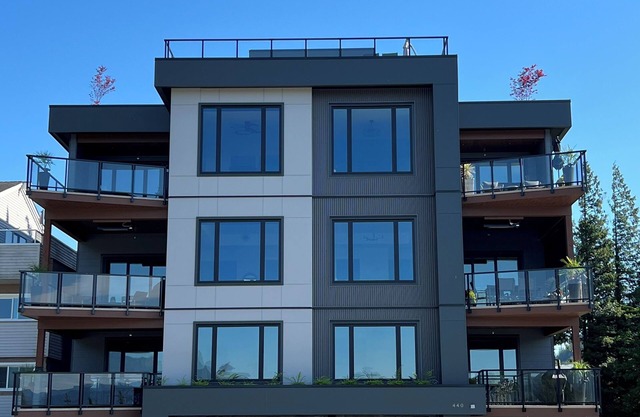 THE HUB- NEW Lakefront 3-bed/2-bath suite in Harrison Hot Springs with WiFi, AC.