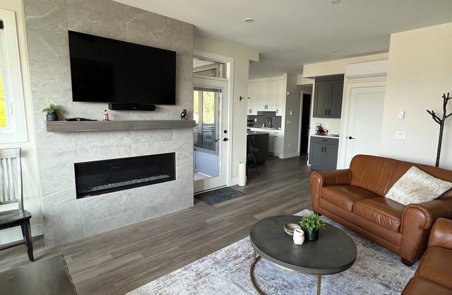 THE HUB- NEW Lakefront 3-bed/2-bath suite in Harrison Hot Springs with WiFi, AC.