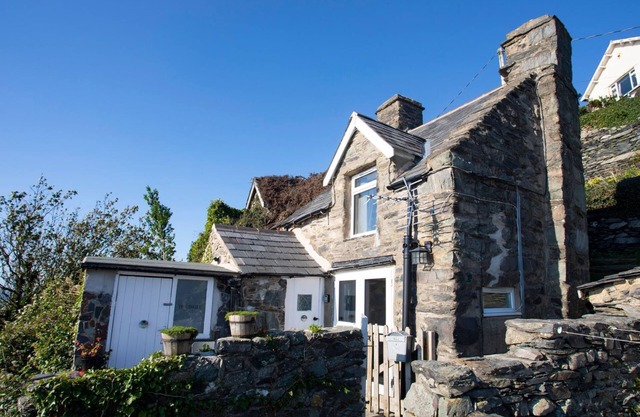 THE INGLE, romantic, character holiday cottage in Barmouth