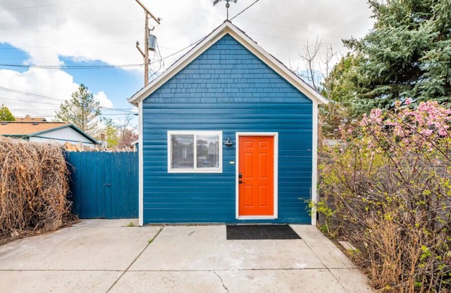 *The Innkeeper Studio* Tiny House!