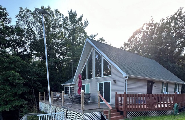 The Island House, 4 Bedrooms, Great View, Dock for your boat and privacy!