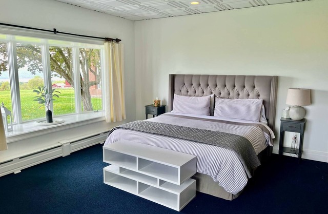 The Jade Suite: King Bed with Lake Views