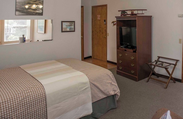 The Jenny , Located in Hammondsport just 1 block from Keuka Lake