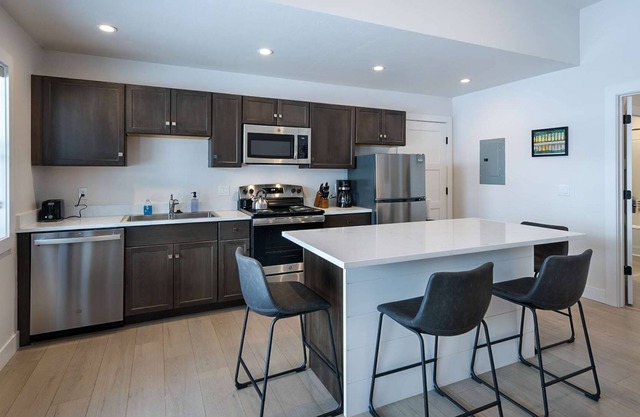 The Jewel View Cottages 1BD1BA sleeps 4, full kitchen. Bigfork area