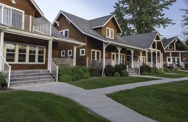 The Johnson House - 3 Bedrooms, 3 Baths Waterfront Parkside Bungalow
