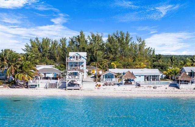 The Jolly Roger: 2-bedroom beachfront home-sleeps 6-Casuarina Point w/pool