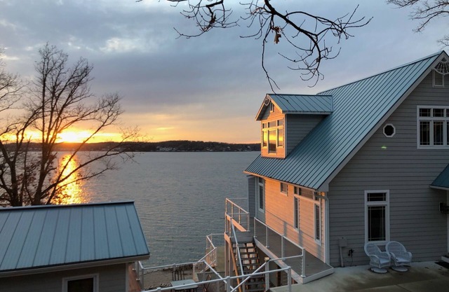 The Jozarks Family Lake Getaway with Breathtaking Views