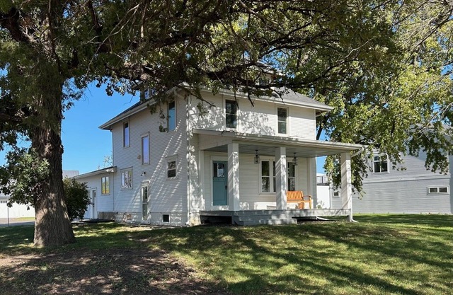The Kato Farmhouse - Located Near Ball fields, Golf Course, & Bike Trails