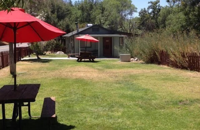 Die Kaweah River Cabin bietet Platz für bis zu 8 Gäste und befindet sich 3 Minuten vom Eingang entfernt