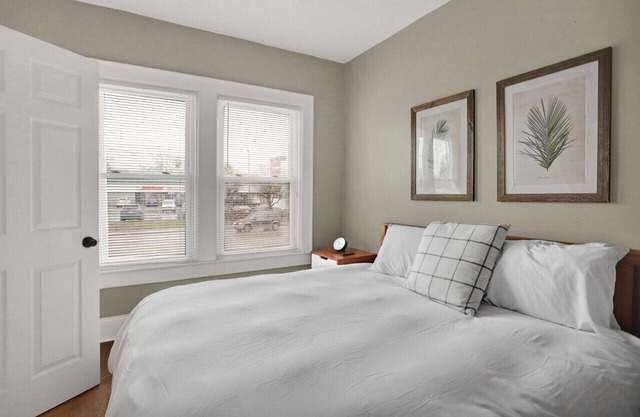 The Kaya Unit 8 · Cozy 2 Bed Downtown-West #8