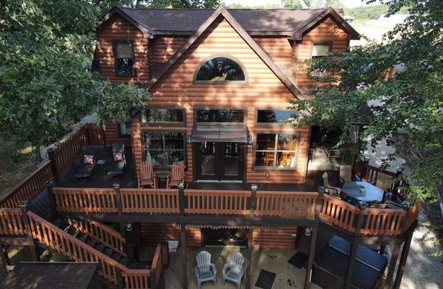 The Kentucky Kajun! A Beautiful 5 Bed / 4 Bath Cabin On Barren River Lake.