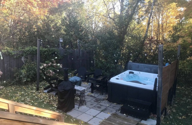 The King’s Hideaway, hot tub/pizza oven/walking trail/pet friendly/ski Crabbe.