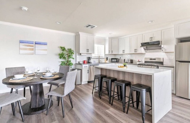 The LA Marvel: 2-Bedroom Enchantment - Lightning-Fast Internet, Central AC, and LA's Wonders Within Reach.