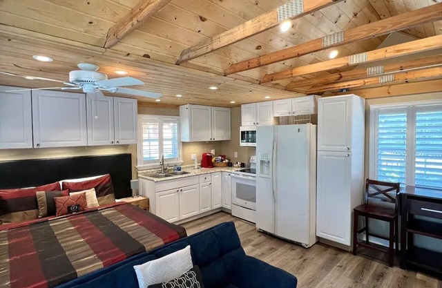 The Lake Alfred Citrus Wood Guest Cabin