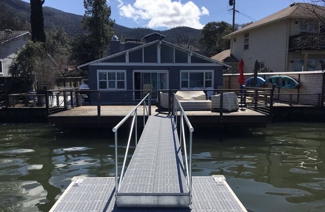 The Lake Cottage on Soda Bay-Pet Friendly, Private Deck, Dock & Kayaks
