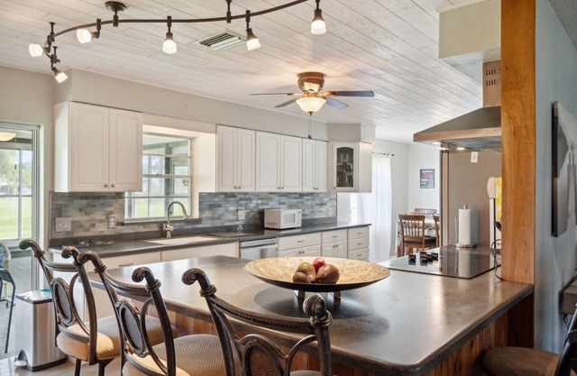 The Lake Home - Beautiful Oasis In The Heart Of Florida! 2 Bedroom Home by RedAwning
