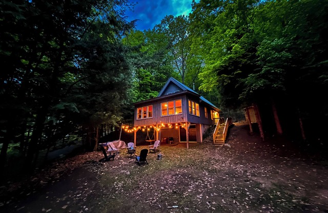 The Lake Home - Cozy ADK family post & beam lakehouse